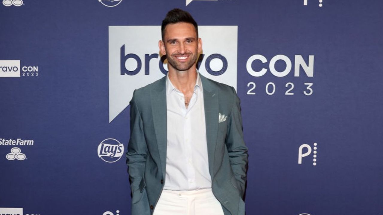 Carl from Summer House claims that he is not gay. blurred-reality.com