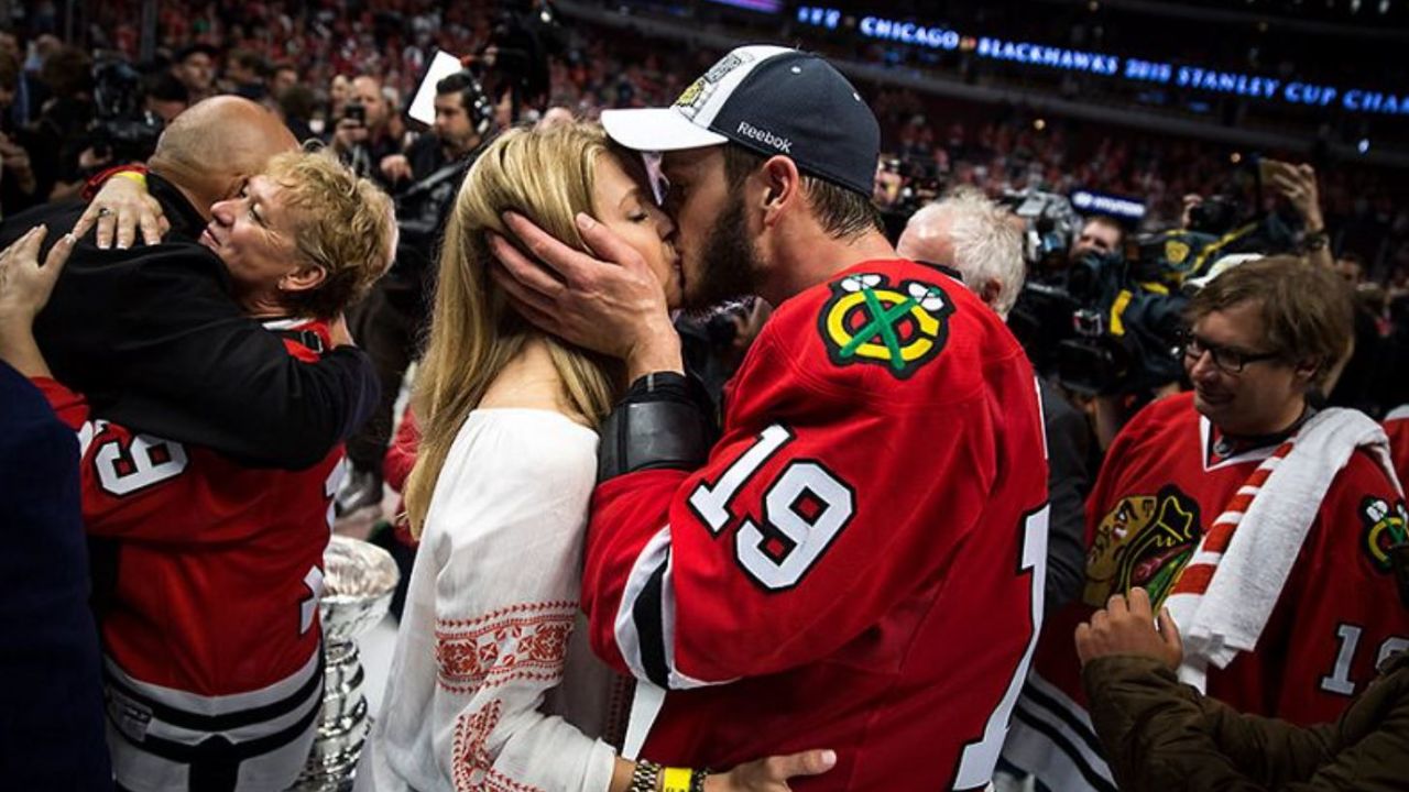 Jonathan Toews kissing Lindsey Vecchione after the game.