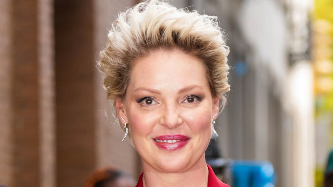 Katherine Heigl plays the role of Tully Hart in the series. 