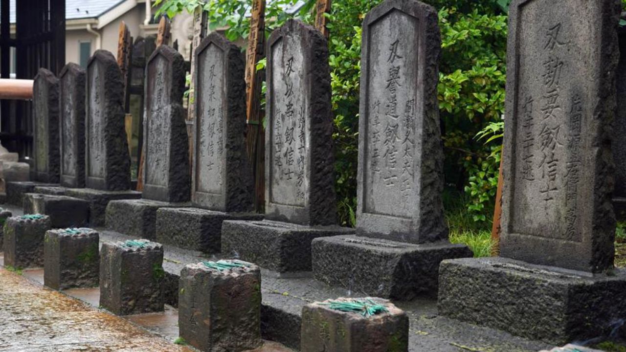 47 Ronins' graves are situated at Sengaku-ji temple in Tokyo. blurred-reality.com