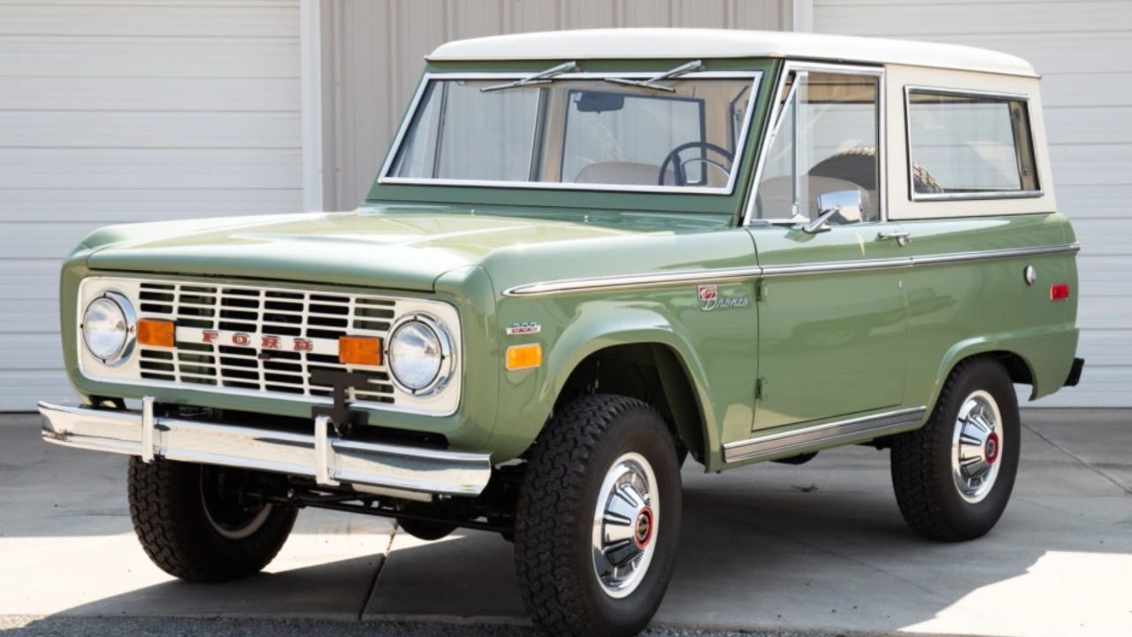 The original 1971 green Bronco. blurred-reality.com