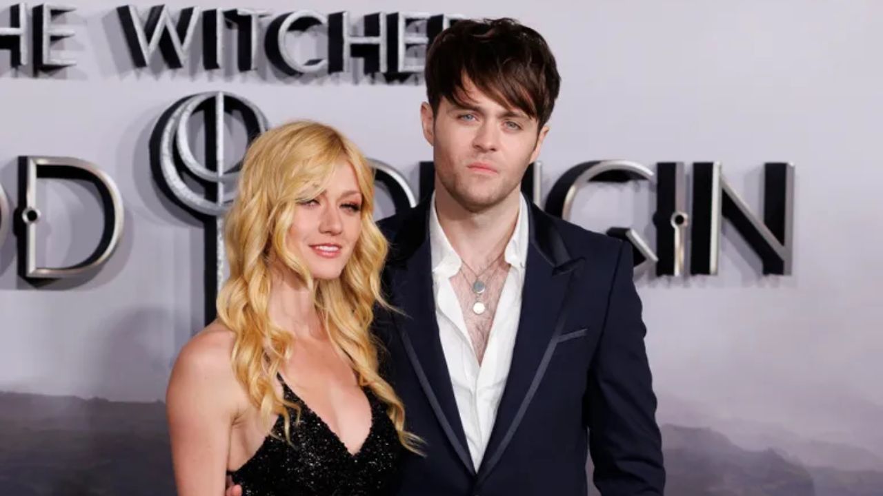 Many fans believe Joey Batey is dating Kat McNamara. blurred-reality.com