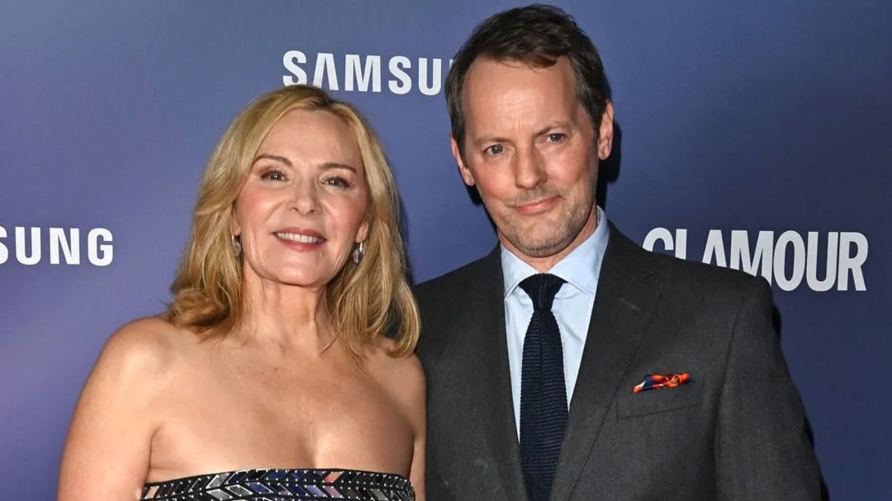 Russell Thomas and Kim Cattrall have 14 years of age difference. blurred-reality.com