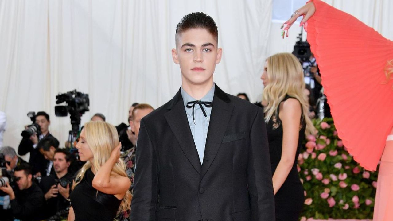 Hero Fiennes Tiffin does not have a girlfriend in 2023. blurred-reality.com
