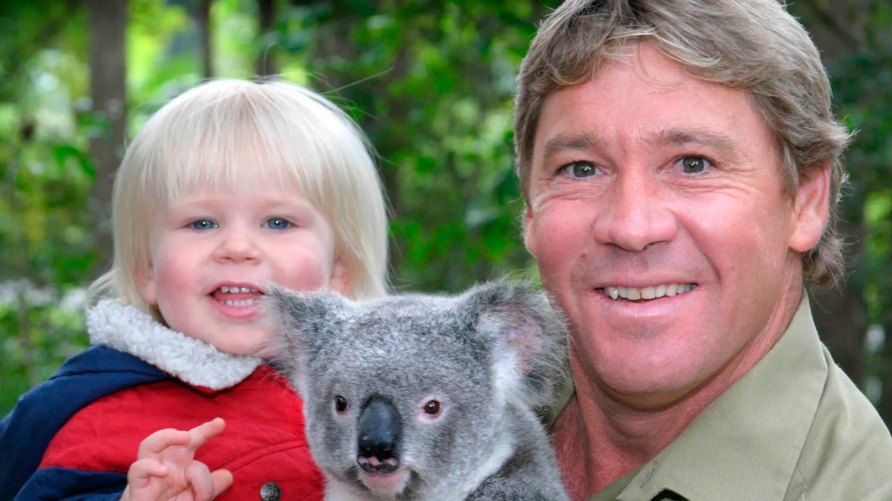 Robert Irwin's father, Steve Irwin, died after a stingray pierced his chest (heart). blurred-reality.com