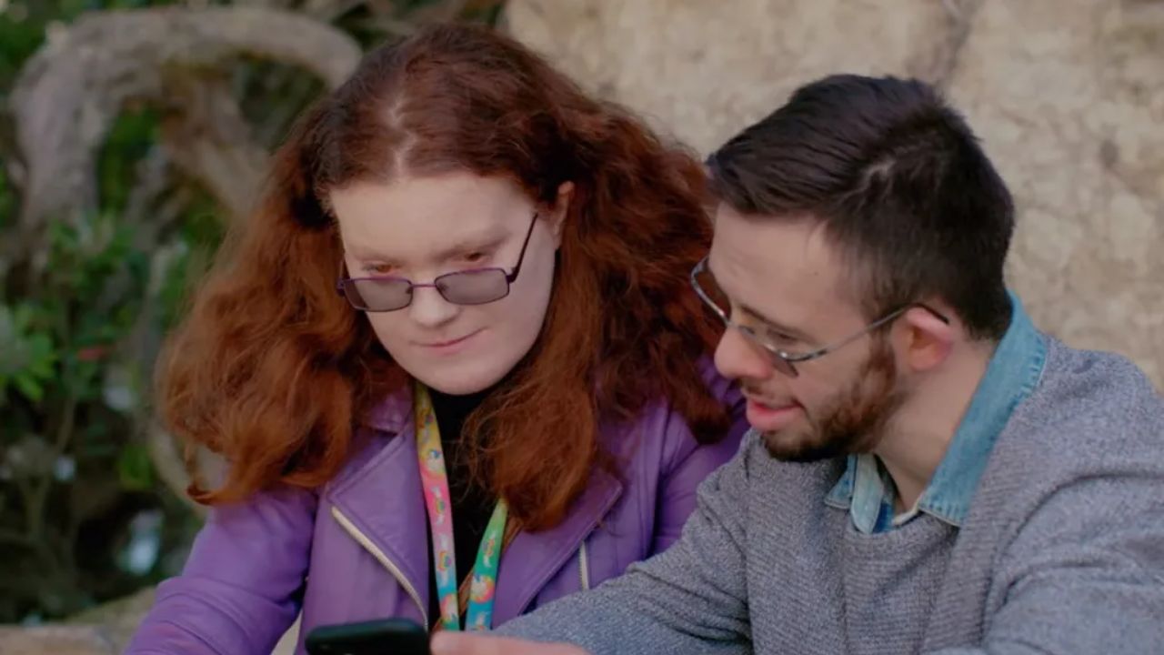 Carlos and Aelinor started dating on Netflix’s Down for Love. blurred-reality.com