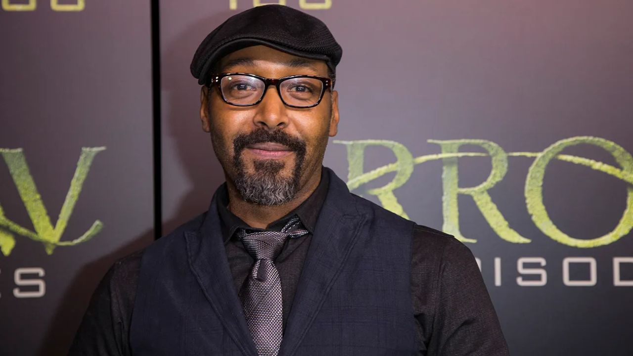 Jesse L. Martin does not appear to have suffered from any kind of face burn. blurred-reality.com