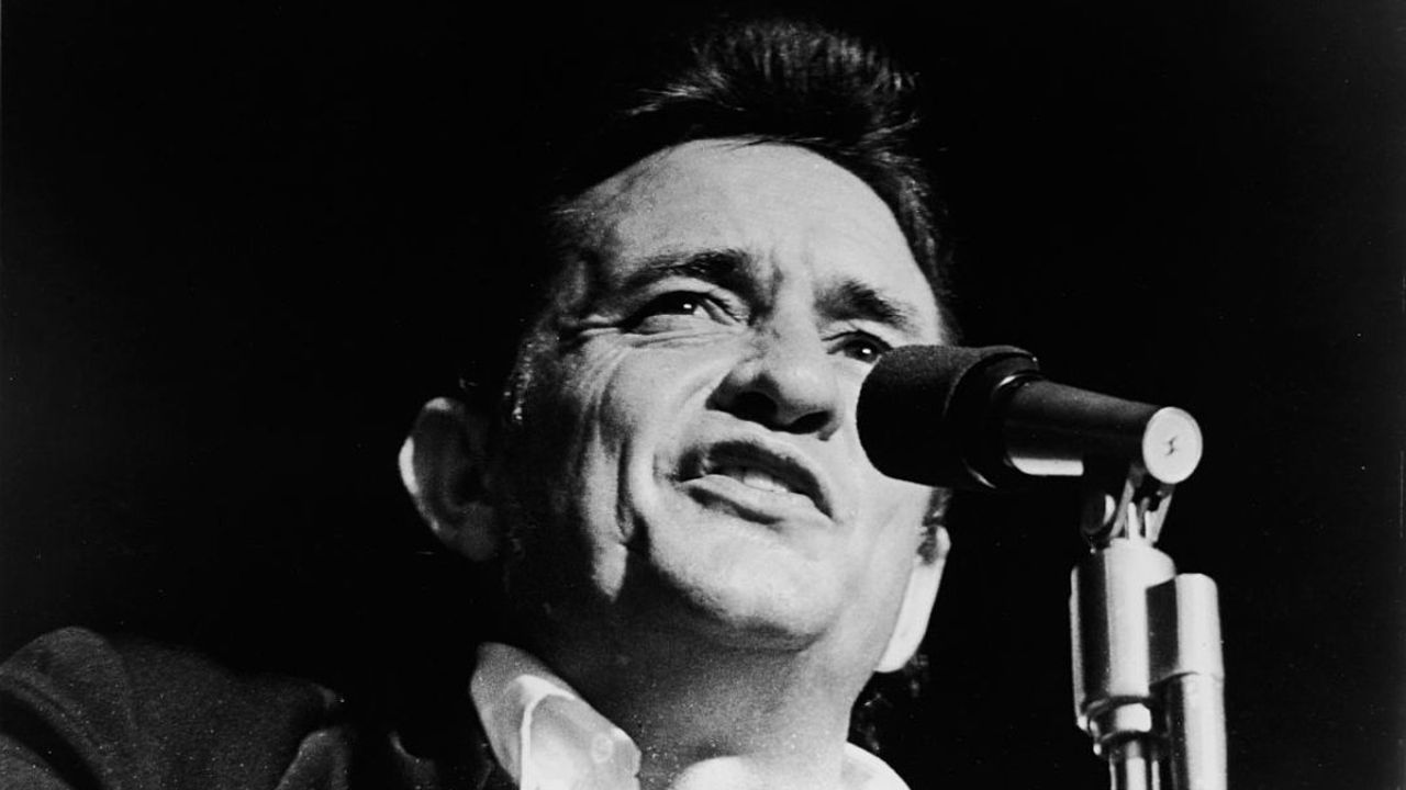 Johnny Cash’s facial scar was reportedly caused during his military service. blurred-reality.com