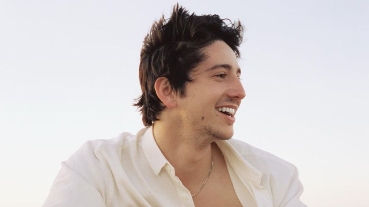 Milo Manheim does not have a girlfriend in 2023. blurred-reality.com