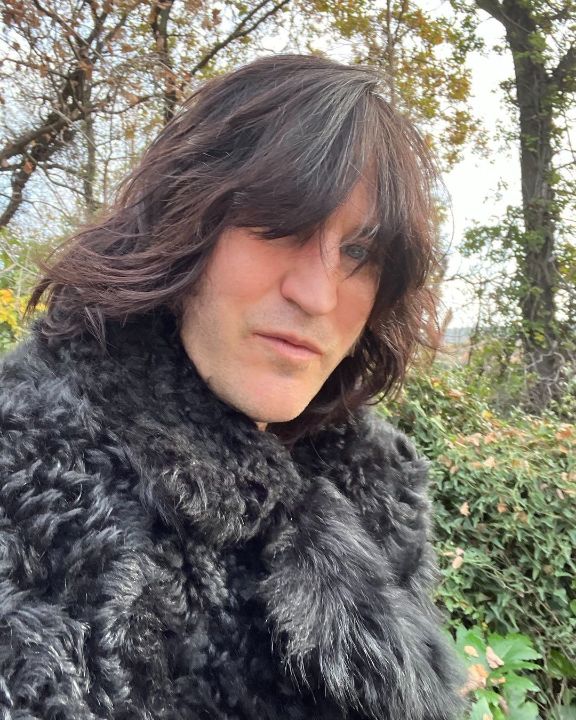 Noel Fielding's weight gain does not appear to be significant. blurred-reality.com