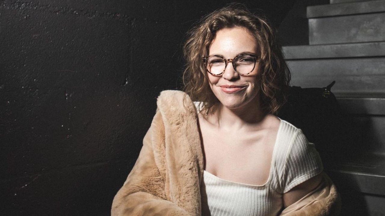 Beth Stelling Makes Hilarious Jokes About Her Dad on a New Netflix Special! blurred-reality.com