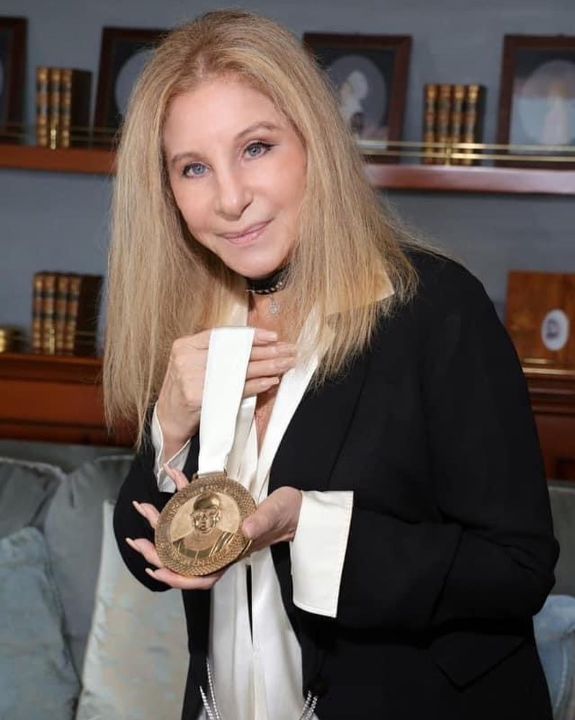 Barbra Streisand grew up with her 2 siblings. blurred-reality.com
