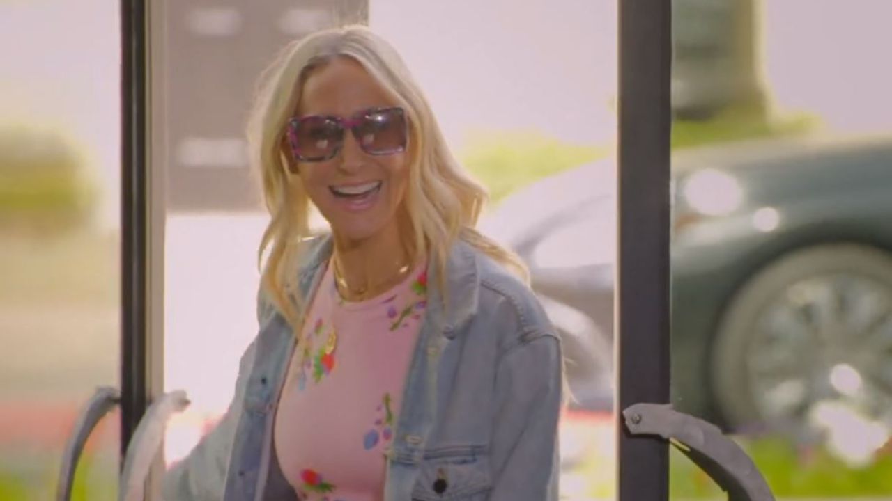 Comedian Nikki Glaser on Selling Sunset Season 7! blurred-reality.com