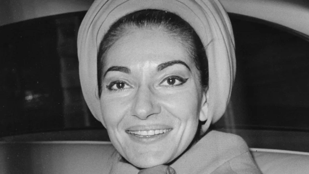 It's unclear how Maria Callas fixed her teeth gap. blurred-reality.com