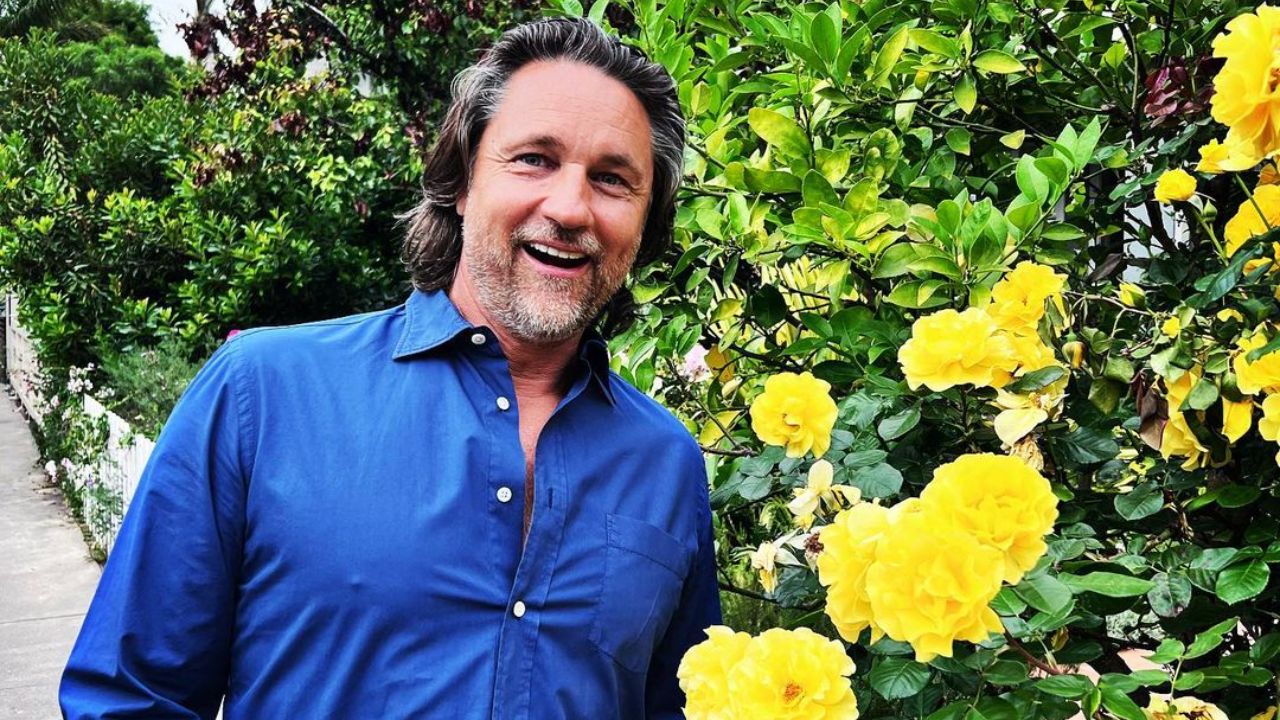 Martin Henderson has never had a wife as he has never been married. blurred-reality.com