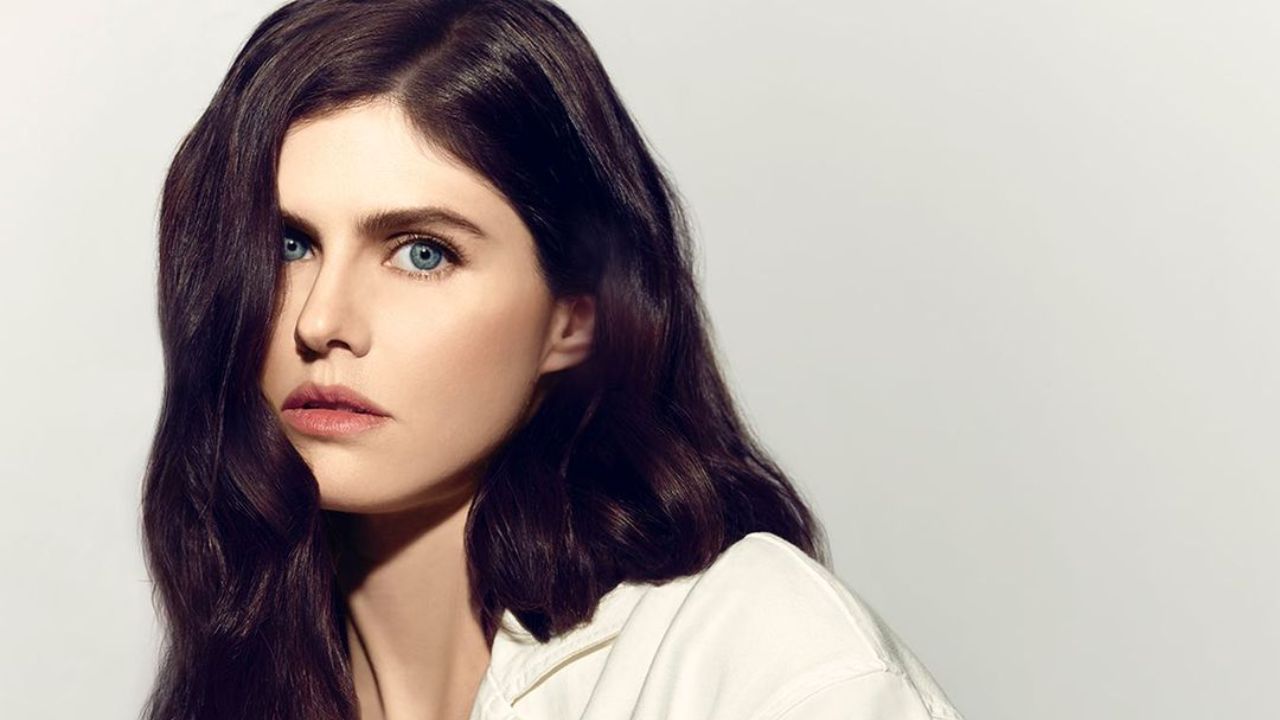 Alexandra Daddario does not appear to have received a breast reduction. blurred-reality.com