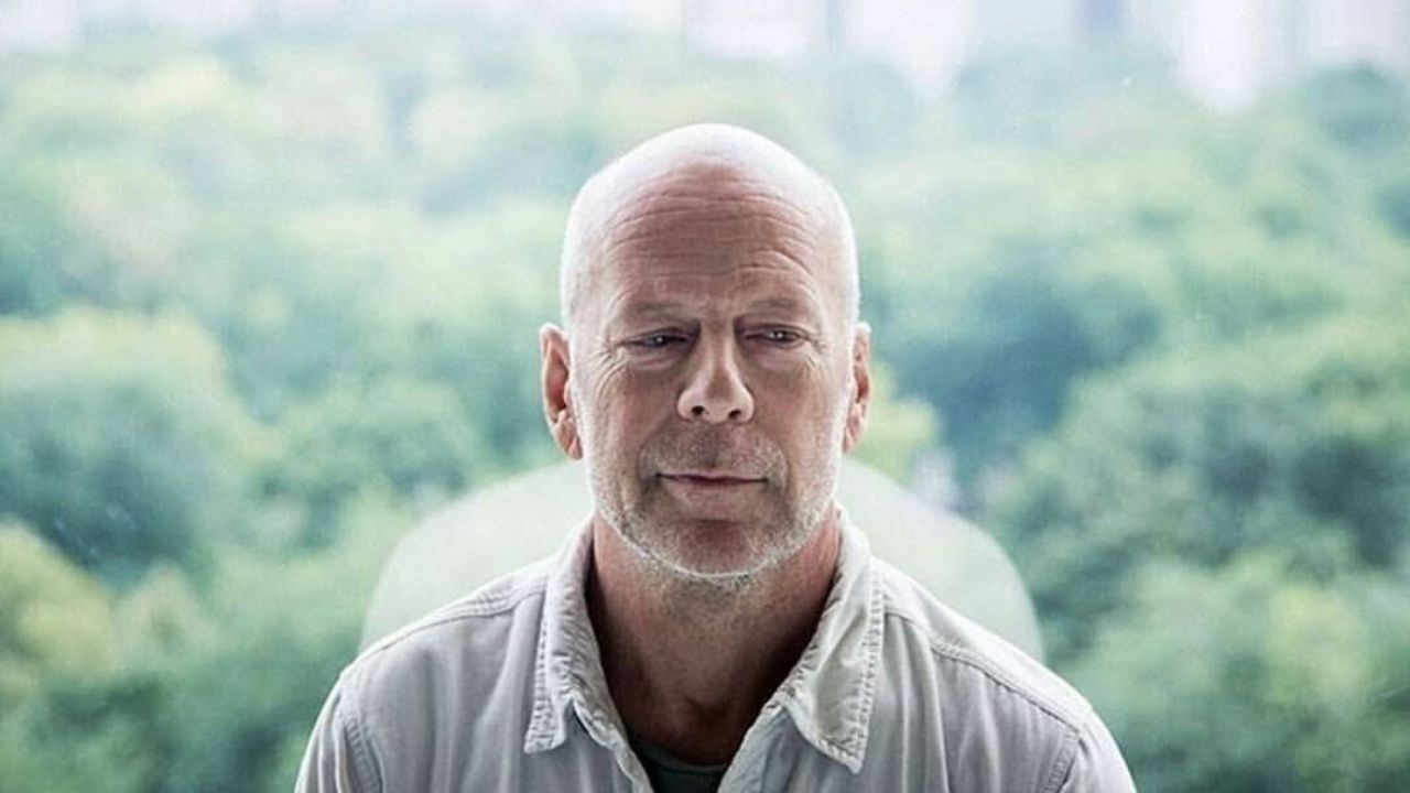 Bruce Willis' family is with him at all times. blurred-reality.com