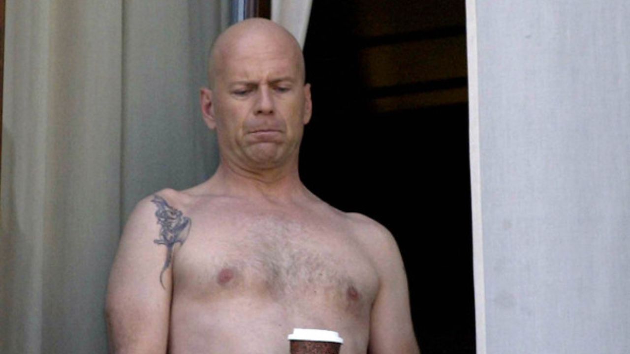 Bruce Willis got a shoulder scar when he was just 17 years old. blurred-reality.com
