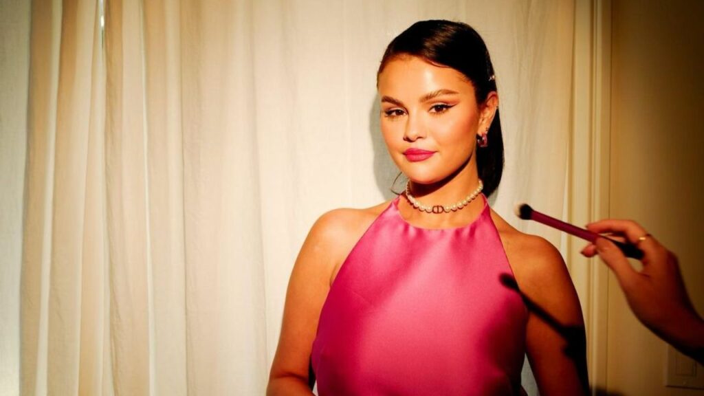 What’s up With Selena Gomez’s Chin Scar? Accident or Chin Implants? blurred-reality.com