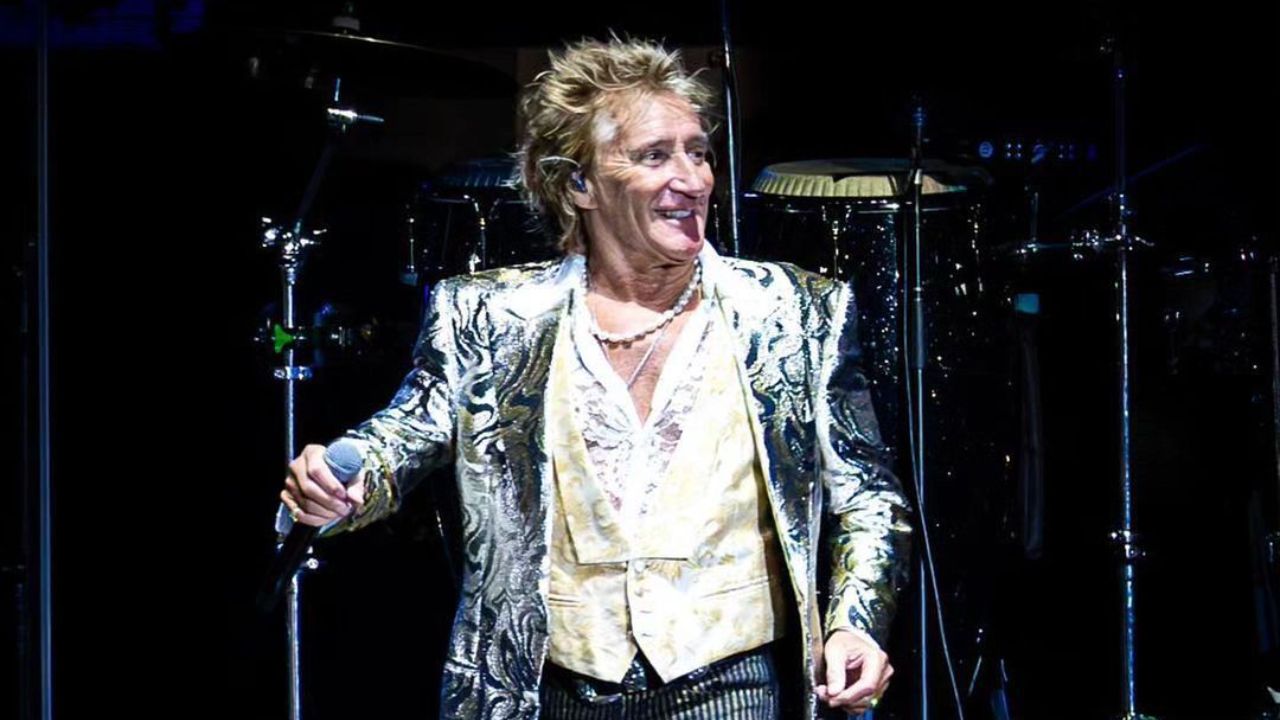 Rod Stewart is still alive and healthy. blurred-reality.com