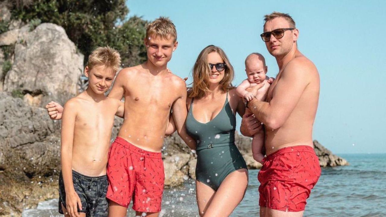 Konstantin Koltsov with his ex-wife, Julija Milahilova, and 3 children. blurred-reality.com