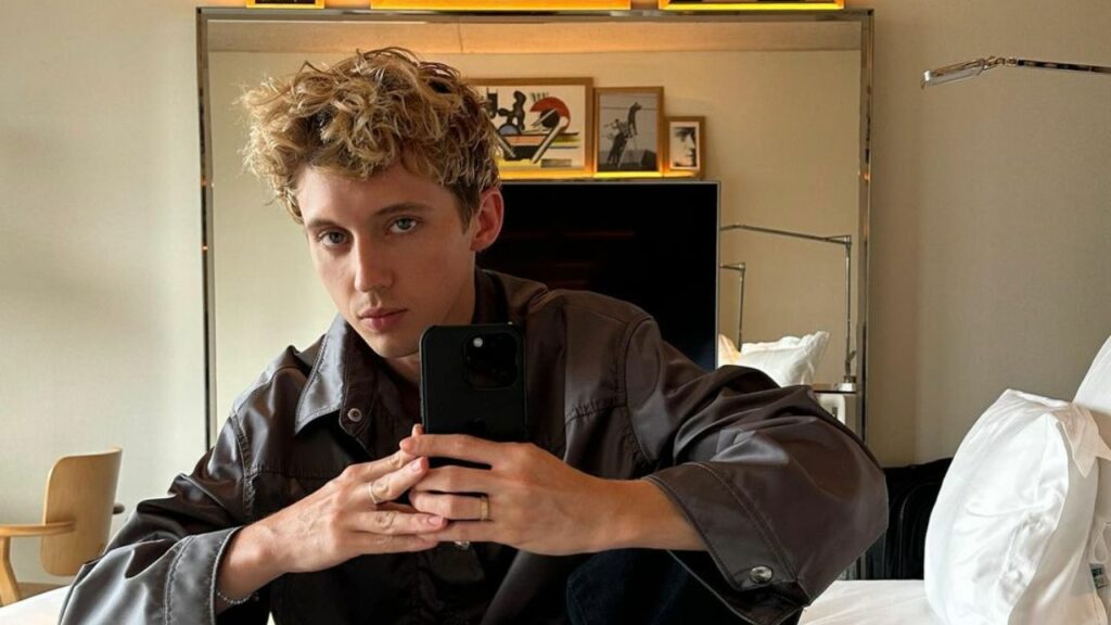 Fans Wonder if Troye Sivan Is a Zionist Because of His Jewish Background blurred-reality.com