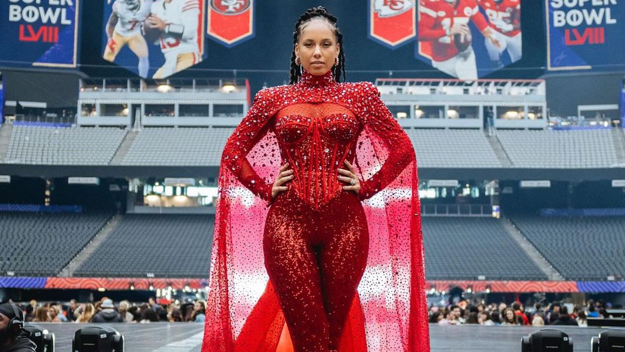 Alicia Keys in her weight gain appearance in Super Bowl 58. blurred-reality.com