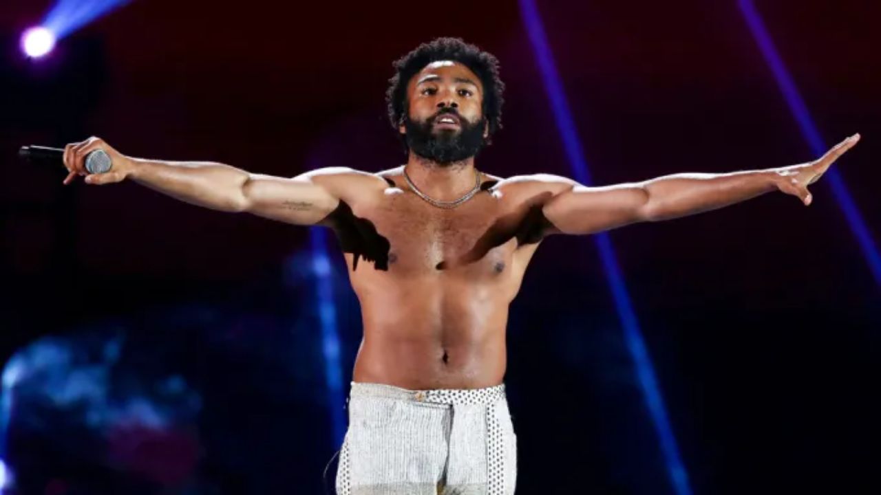 Donald Glover is suspected of receiving a hair transplant. blurred-reality.com