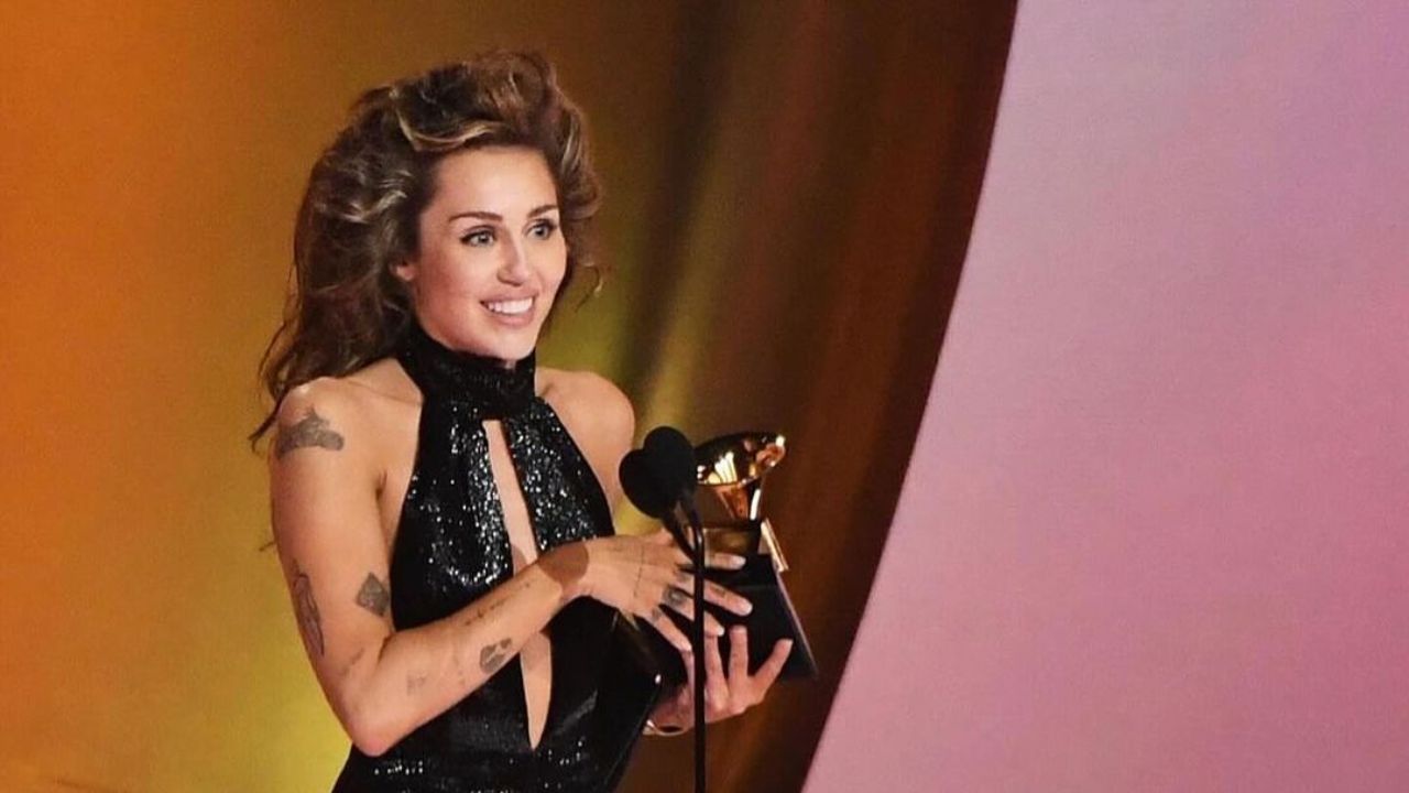 Fans Are Convinced That Miley Cyrus Receives Botox blurred-reality.com