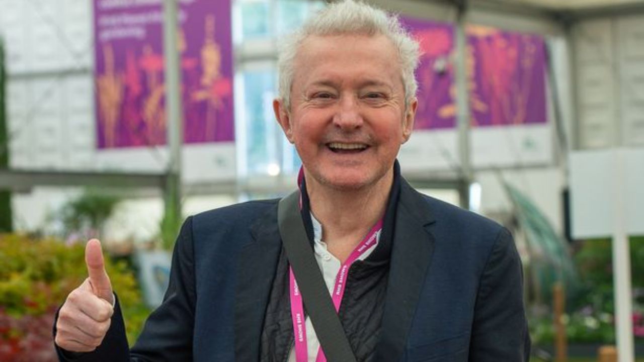 There is no evidence suggesting that Louis Walsh is gay. blurred-reality.com