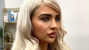 Larissa Trownson | Too Hot to Handle Season 2, Teeth Fixed Before and After, Lawyer NZ, Instagram, Birthday, NZ Wine, Before Plastic Surgery, Leaving