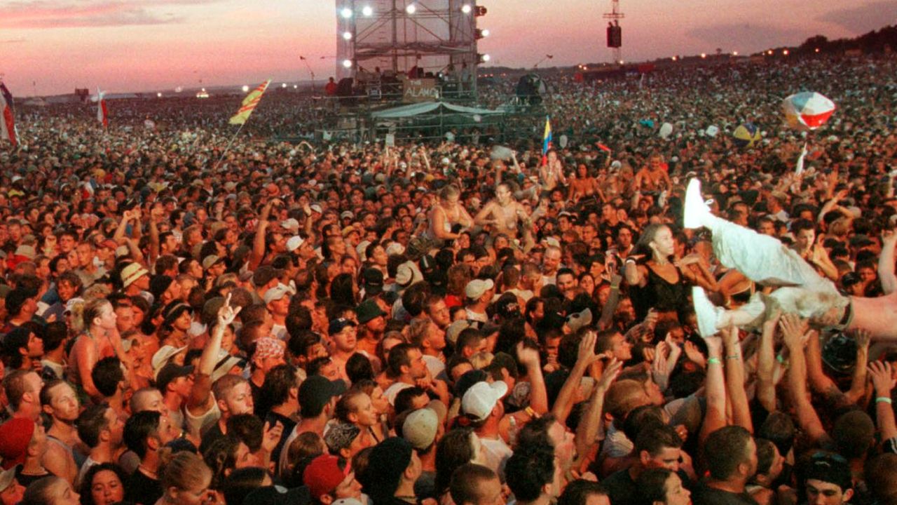 Woodstock 1999 Deaths & Fatalities: What Happened? How Many People Died at Woodstock ‘99? Death Toll, Injuries, Names of Attendees & Reddit Update!