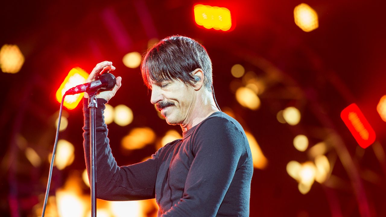 Anthony Kiedis Girlfriend 2022: Who Is the Red Hot Chili Peppers’ Lead Singer Dating? Relationship With Ex-girlfriend Heather Christie, Wife, Children, and Young Mysterious Women!