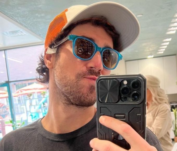 is cole from love is blind gay